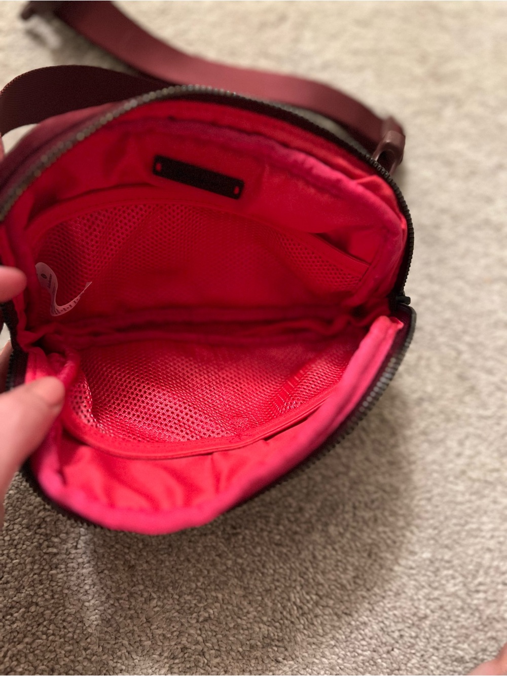 🏃🏻‍♀️ lululemon Everywhere Bag in Burgundy - Picture 5 of 6